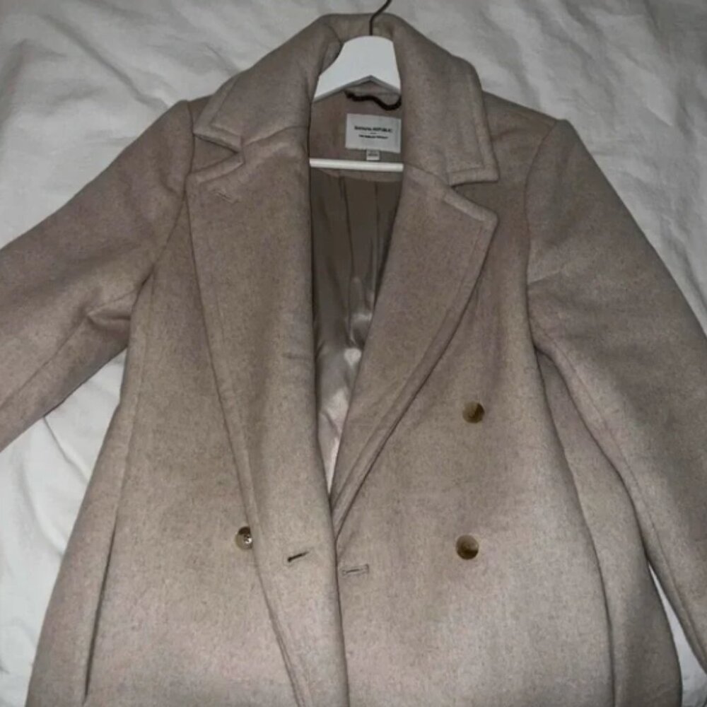 Banana Republic, XS timeless top coat in color cream.